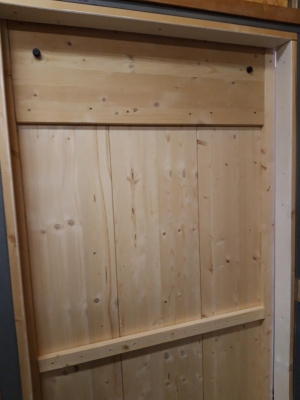 Detailbild einfache Holzschiebetre aus Brettern und Latten