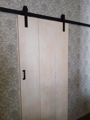 Schiebetre mit Beschlgen im Loftstil