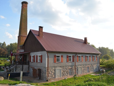 Fensterläden an der Wassermühle von Zasa