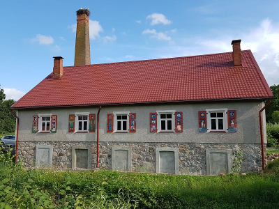 Historische Wassermühle von Zasa mit bemalten Fensterläden