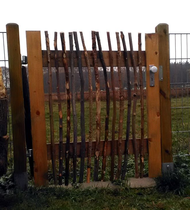 Gartenzaun-Holztor aus alten Brettern und sten