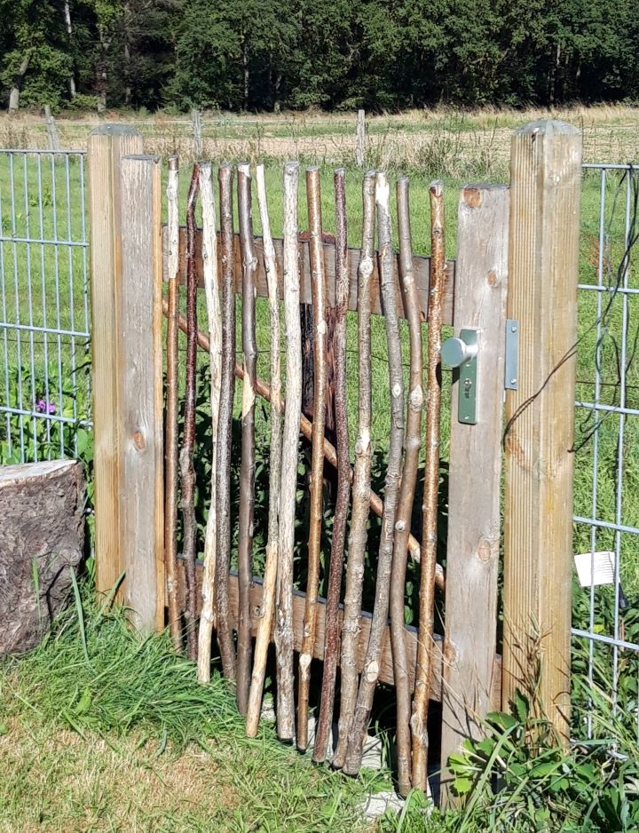 Zauntor aus Holzresten