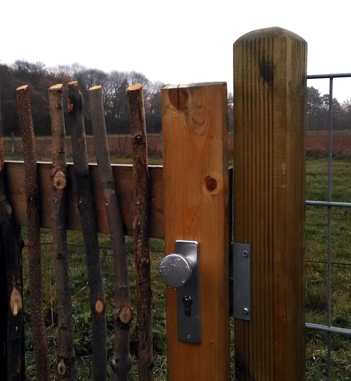Rustikales Holztor mit Kurzschild und Knopfdrckerpaar